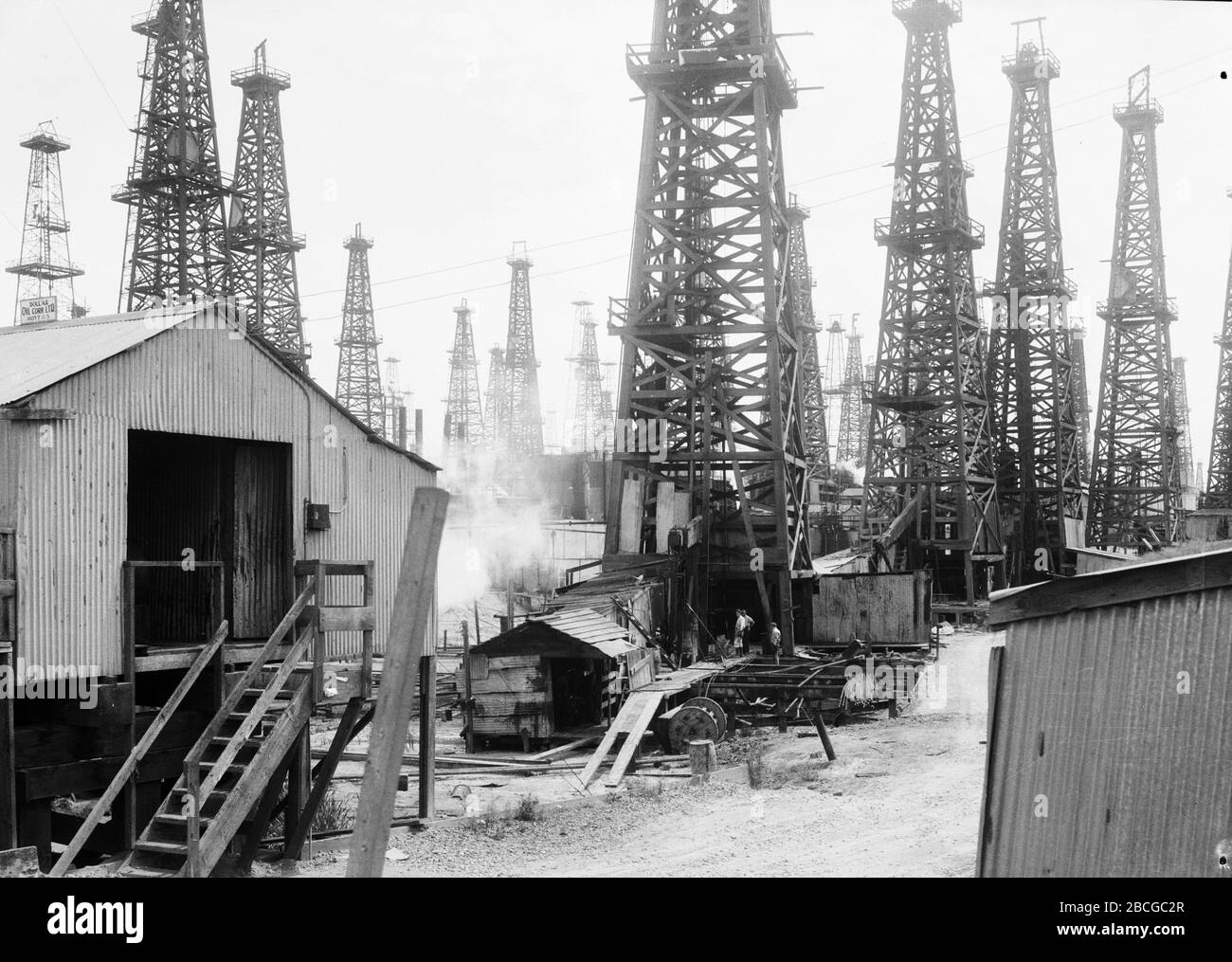 Derricks dans un champ de pétrole à long Beach, Californie, années 1920. Photographie par Burton Holmes. Banque D'Images