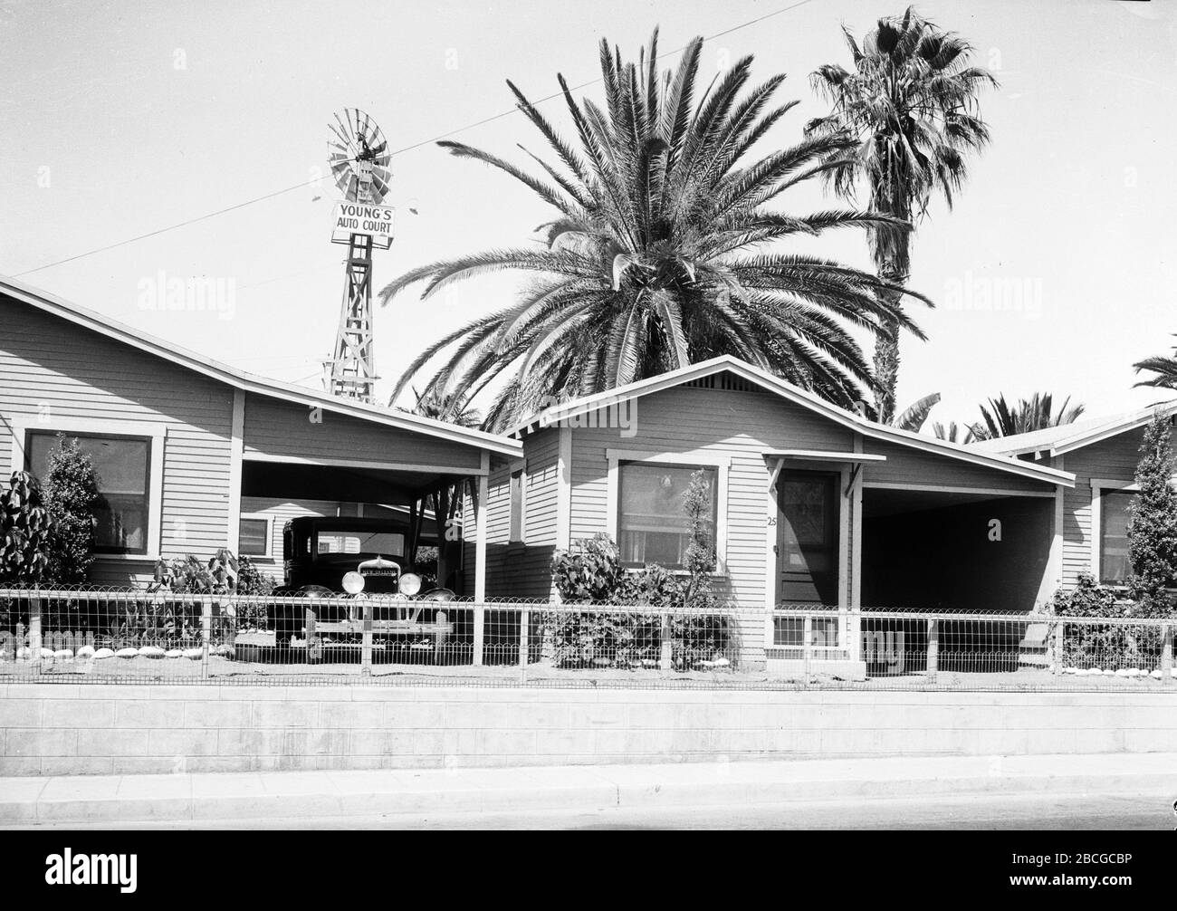 Young's Modern Auto court dans la vieille ville de San Diego, Californie, 1931. Photographie par Burton Holmes. Banque D'Images