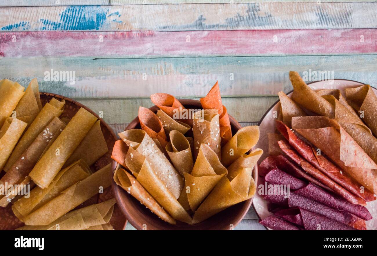 Pastille de fruits pure et douce. Bonbons naturels à base de fruits et baies séchés. La douceur utile est la pastille, les chips de fruits. Nutrition diététique de vitamine. Végétalien F Banque D'Images