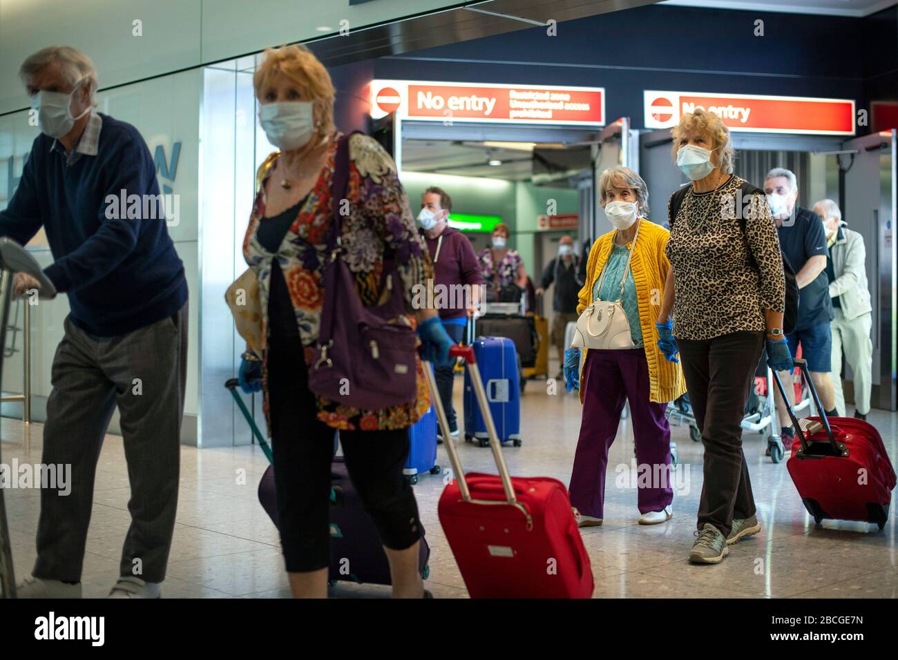 Les passagers du Holland America Line Ship Zaandam traversent les arrivées du terminal 2 de l'aéroport d'Heathrow à Londres, après avoir pris le vol de retour sur un vol de rapatriement au départ de la Floride. Banque D'Images