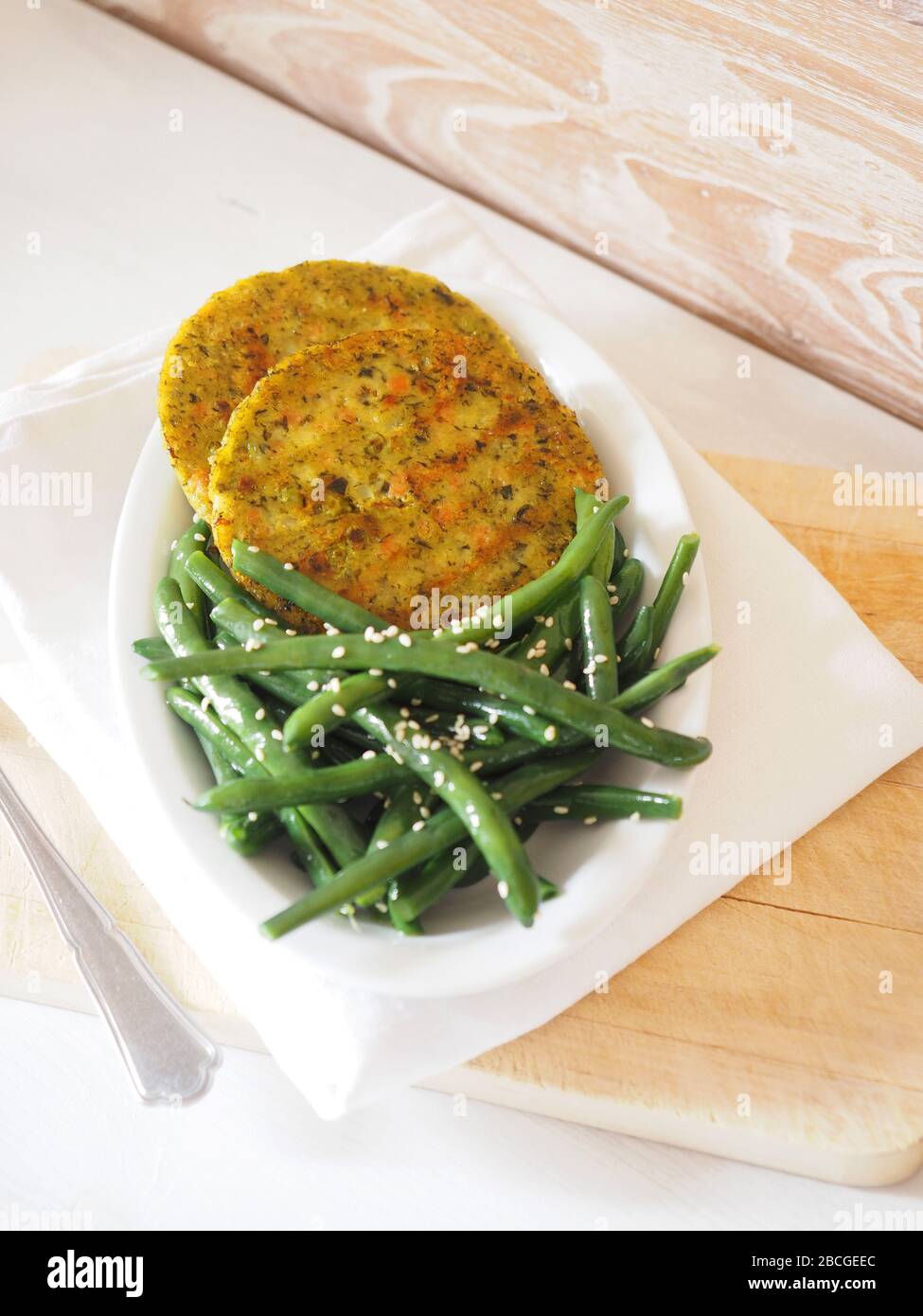 Hamburger végétarien avec haricots verts et graines de sésame, Italie, Europe Banque D'Images