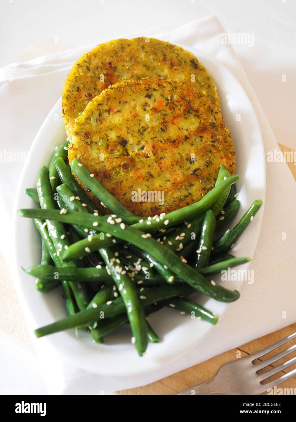 Hamburger végétarien avec haricots verts et graines de sésame, Italie, Europe Banque D'Images