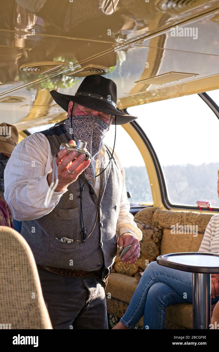 Entertainer Cowboy entre dans un train pour voler dans un spectacle à Williams, Arizona Etats-Unis Banque D'Images
