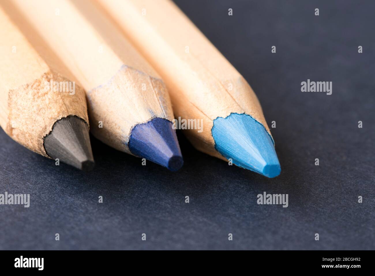 Crayons de couleur noire et bleue Banque D'Images
