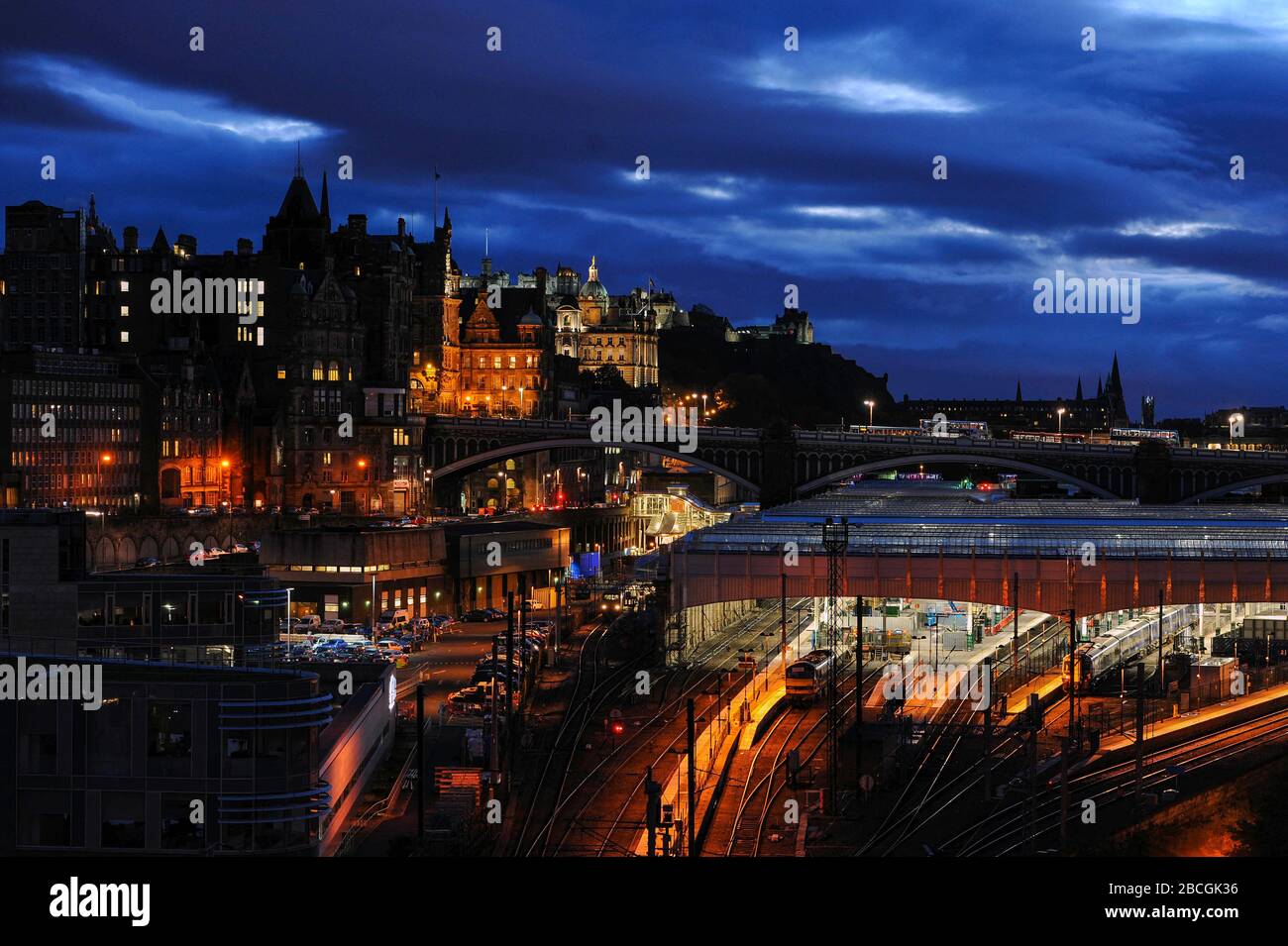 Waverley Station Édimbourg au crépuscule. Banque D'Images