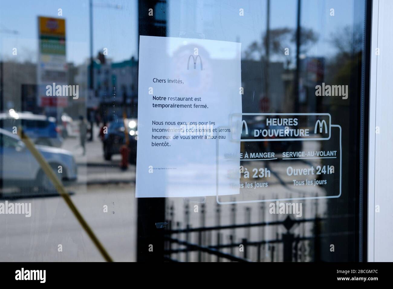 Montréal, Québec, Canada. 4 avril 2020. Le troisième restaurant McDonald's de l'île de Montréal fermera après que l'un de ses employés ait été testé positif pour Covid19. McDonald's a annoncé que l'emplacement au 6415, rue Sherbrooke est fermait parce qu'un employé qui y travaillait le 26 mars a déclaré qu'il avait été testé positif pour le coronavirus. La chaîne de restauration rapide a décidé de fermer immédiatement les points de vente afin que les restaurants puissent être nettoyés et désinfectés à fond par une entreprise de nettoyage professionnelle. Les restaurants rouvriront une fois que la santé publique le permettra. Banque D'Images