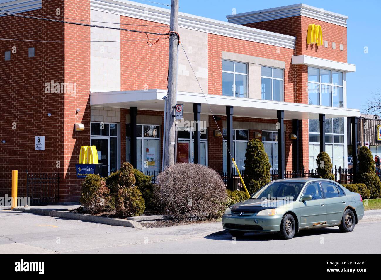 Montréal, Québec, Canada. 4 avril 2020. Troisième restaurant McDonald's de l'île de Montréal à fermer après que l'un de ses employés a été testé positif pour Covid19. McDonald's a annoncé la fermeture de l'emplacement au 6415, rue Sherbrooke est parce qu'un employé qui y a travaillé le 26 mars a déclaré qu'il avait fait des tests positifs pour le coronavirus. La chaîne de restauration rapide a décidé de fermer immédiatement les points de vente afin que les restaurants puissent être soigneusement nettoyés et aseptisés par une société de nettoyage professionnelle. Les restaurants rouvriront une fois que la santé publique le permettra. Crédit: Meanderingemu/Alay Live News Banque D'Images