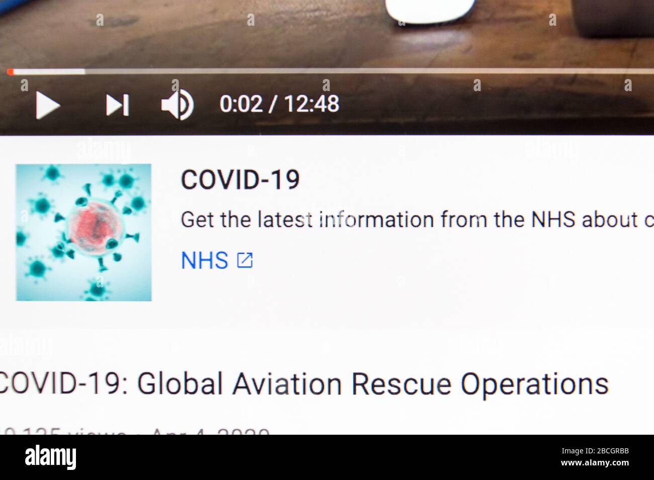 YouTube promotion des informations sur le coronavirus ci-dessous toutes les vidéos au Royaume-Uni avec des informations de NHS Banque D'Images