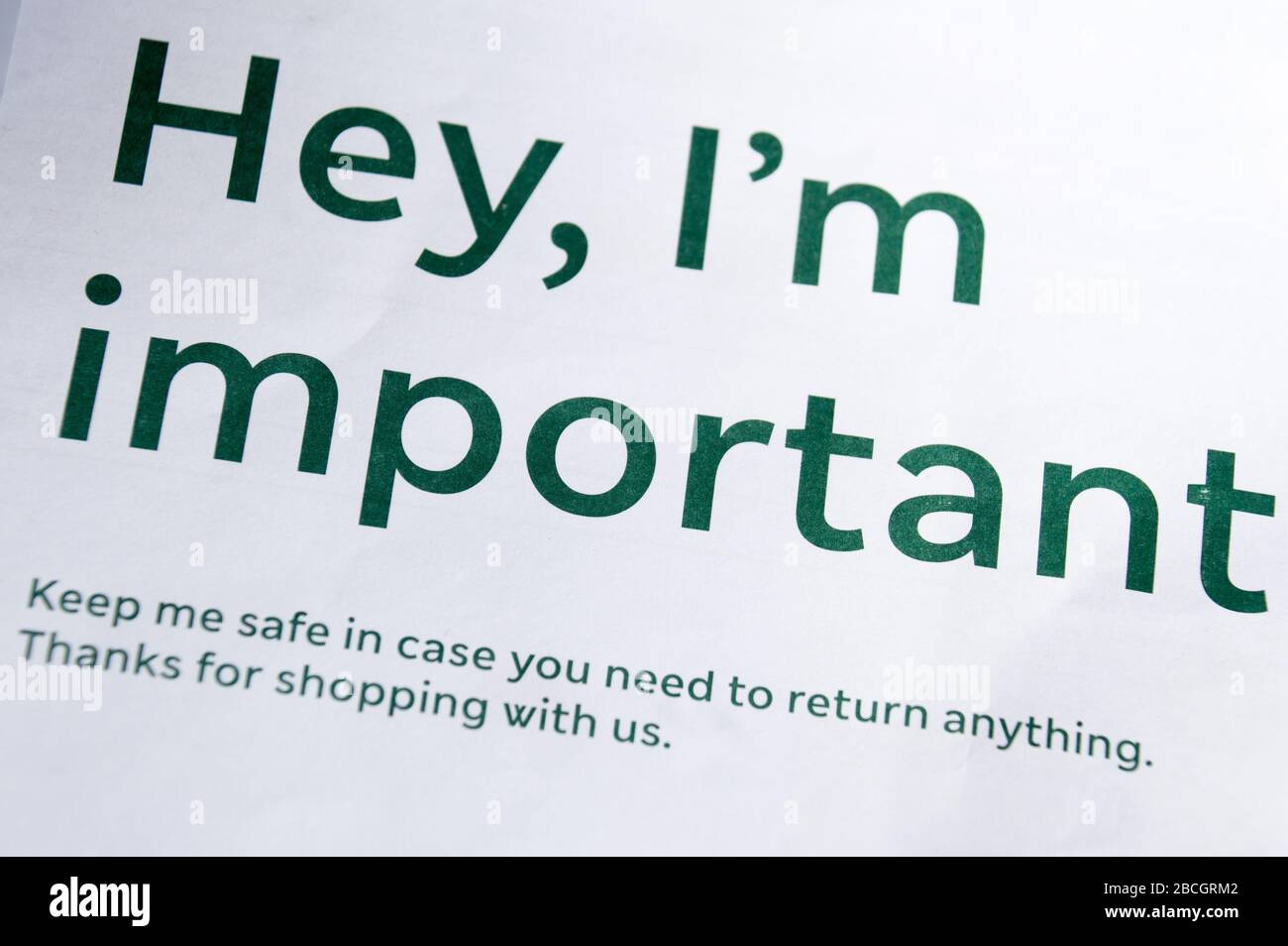 Les informations de facture de livraison en ligne indiquant qu'il est important de les conserver pour les retours Banque D'Images