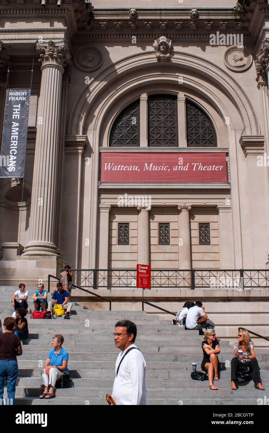 Vue de jour sur le Metropolitan Museum of Art avec touristes, Manhattan, New York City, NY Banque D'Images