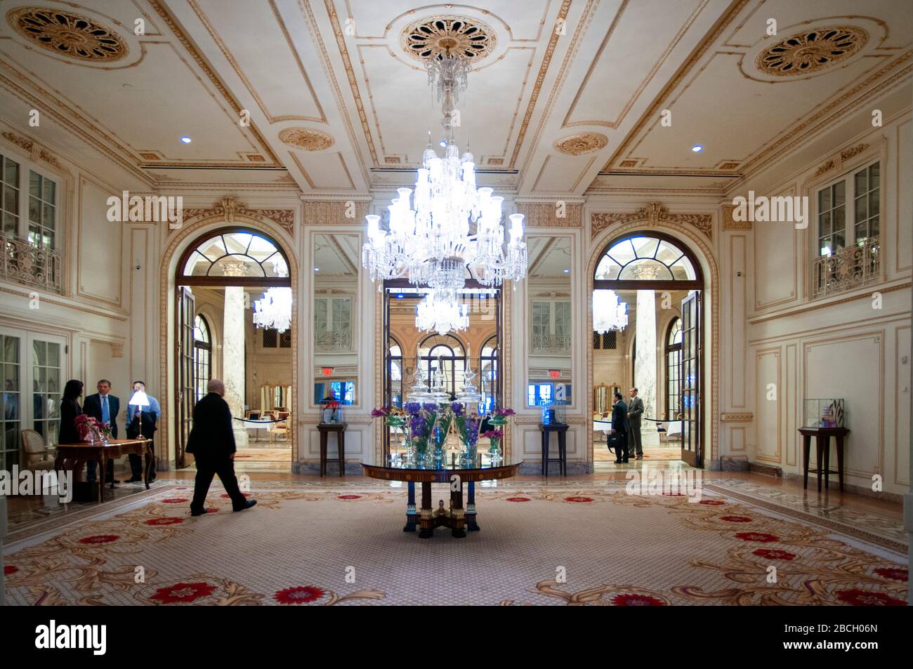 À l'intérieur de l'hôtel Plaza Hotel New York USA. Le Plaza Hotel, un hôtel de luxe de 20 étages situé près de Grand Army Plaza. Central Park et 5ème Avenue, Manhatt Banque D'Images
