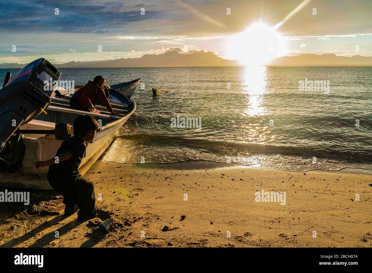 bateaux de pêche sur la rive de la plage au coucher du soleil et la nuit dernière .. botes de pesca a la orilla de la playa en el atardecer y anocheser.. Communauté Punta Chueca où vit la population ethnique Seri. Punta Chueca, Socaaix en langue seri, est une ville de l'État mexicain de Sonora. Il est situé à environ 20 kilomètres au nord de la ville de Bahía de Kino, étant un port dans le golfe de Californie, Punta Chueca est le point le plus proche du continent à Isla Tiburón, D'où se sépare uniquement le détroit d'Infiernillo... comunidad de Punta Chueca donde vive la población de la etnia Seri. Punta Chueca, S. Banque D'Images