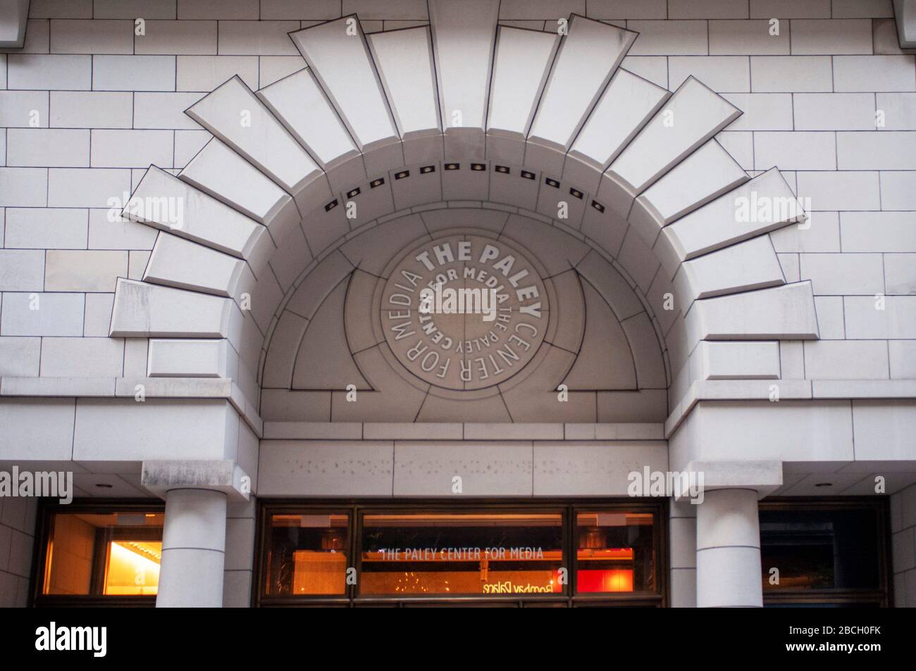 The Paley Center for Media Banner, New York, États-Unis. Avec des sites à New York et Los Angeles, dirige la discussion sur la culture, la création et la société Banque D'Images