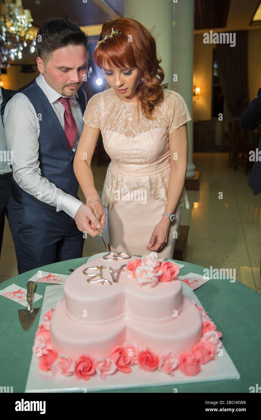 Heureux Jeune Couple De Mariage Coupe Un Gateau Dans Le Restoran La Mariee Et Le Marie Coupent Le Gateau Pour La Celebration De Leur Jour De Mariage Bakou Azerbaidjan 7