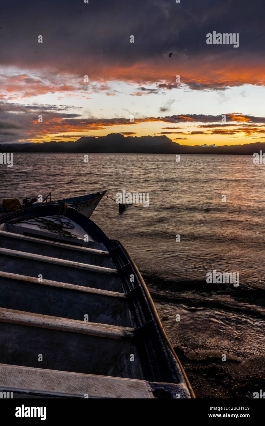 bateaux de pêche sur la rive de la plage au coucher du soleil et la nuit dernière .. botes de pesca a la orilla de la playa en el atardecer y anocheser.. Communauté Punta Chueca où vit la population ethnique Seri. Punta Chueca, Socaaix en langue seri, est une ville de l'État mexicain de Sonora. Il est situé à environ 20 kilomètres au nord de la ville de Bahía de Kino, étant un port dans le golfe de Californie, Punta Chueca est le point le plus proche du continent à Isla Tiburón, D'où se sépare uniquement le détroit d'Infiernillo... comunidad de Punta Chueca donde vive la población de la etnia Seri. Punta Chueca, S. Banque D'Images