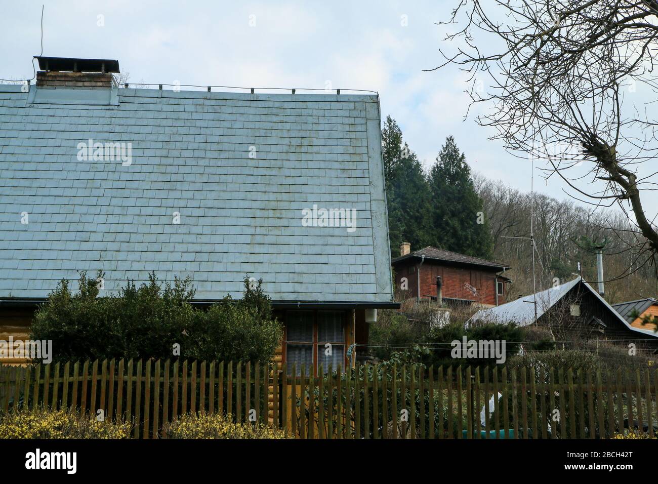 Les cottages traditionnels en bois tchèques pour passer le temps libre pendant les week-ends. Banque D'Images