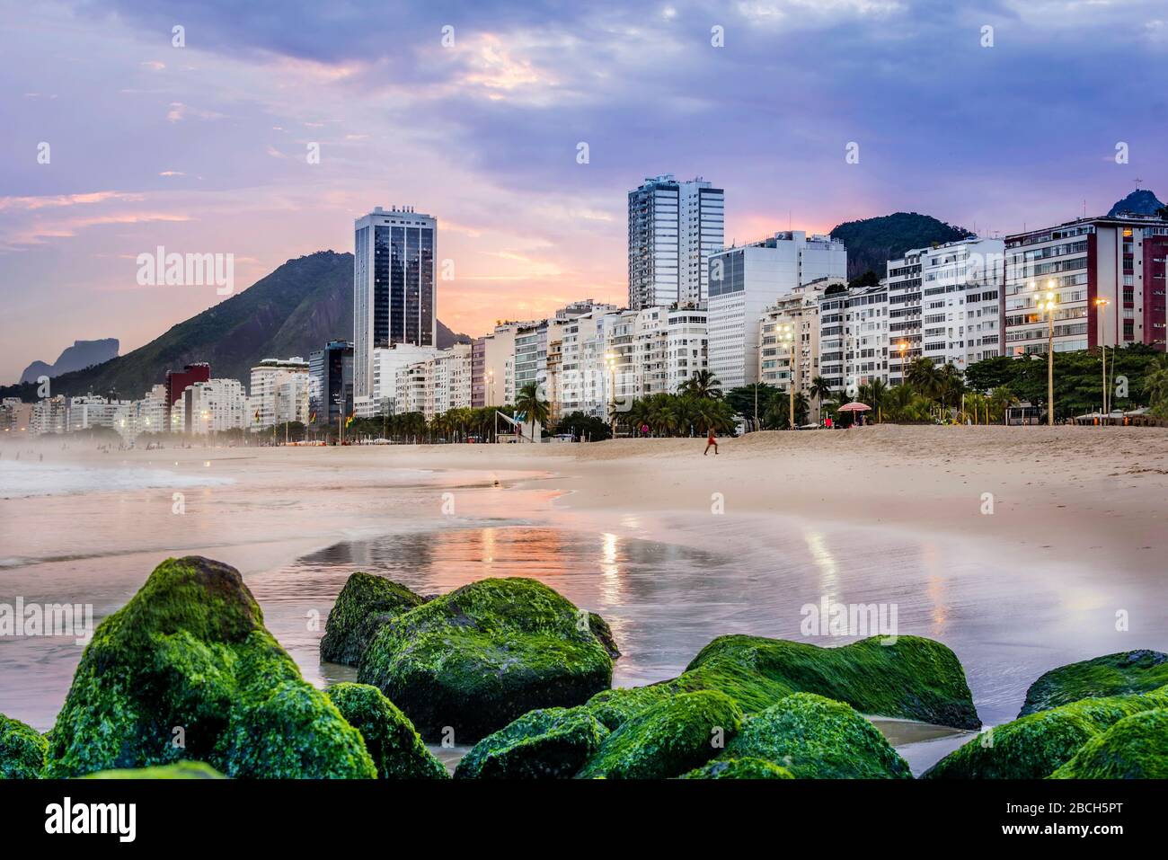 Copacabana plage coucher de soleil paysage, Praia Copacabana au crépuscule Voyage Rio de Janeiro Brésil, photo spectaculaire et spectaculaire Voyage Brasil ipanema Banque D'Images