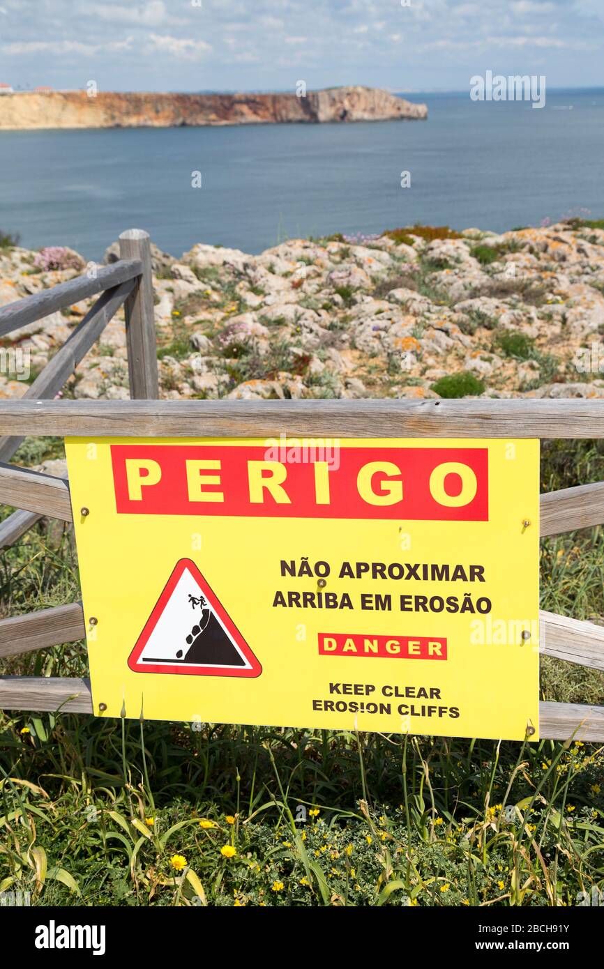Signe de danger de Perigo, ne pas se tenir à l'écart des falaises d'érosion, Ponta de Sagres, Sagres point, Algarve, Portugal Banque D'Images