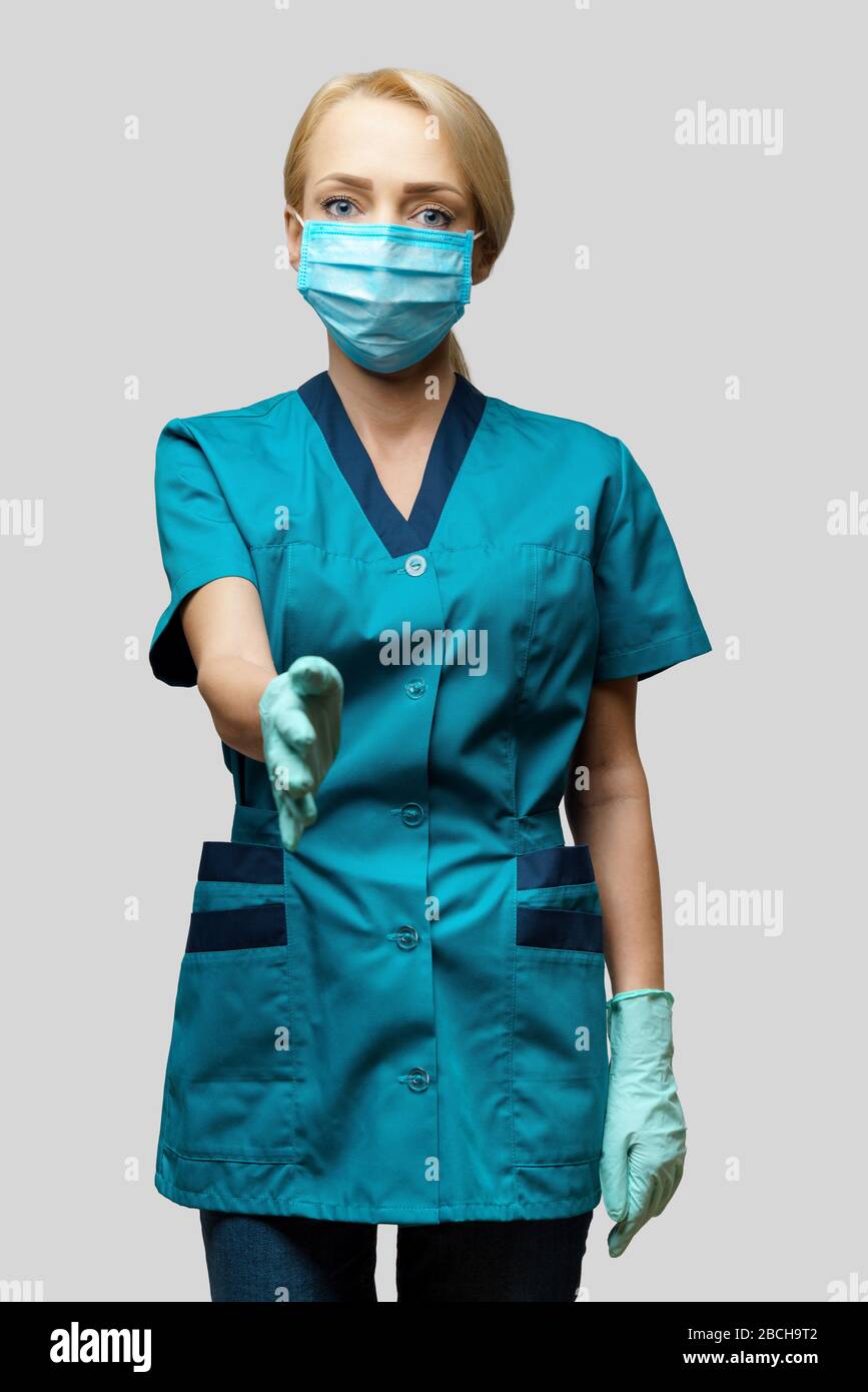 infirmière médicale femme portant un masque de protection et des gants en latex - prêt pour le geste de poignée de main Banque D'Images