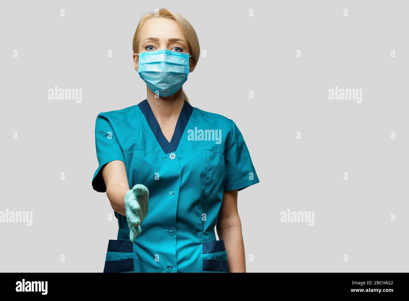 infirmière médicale femme portant un masque de protection et des gants en latex - prêt pour le geste de poignée de main Banque D'Images