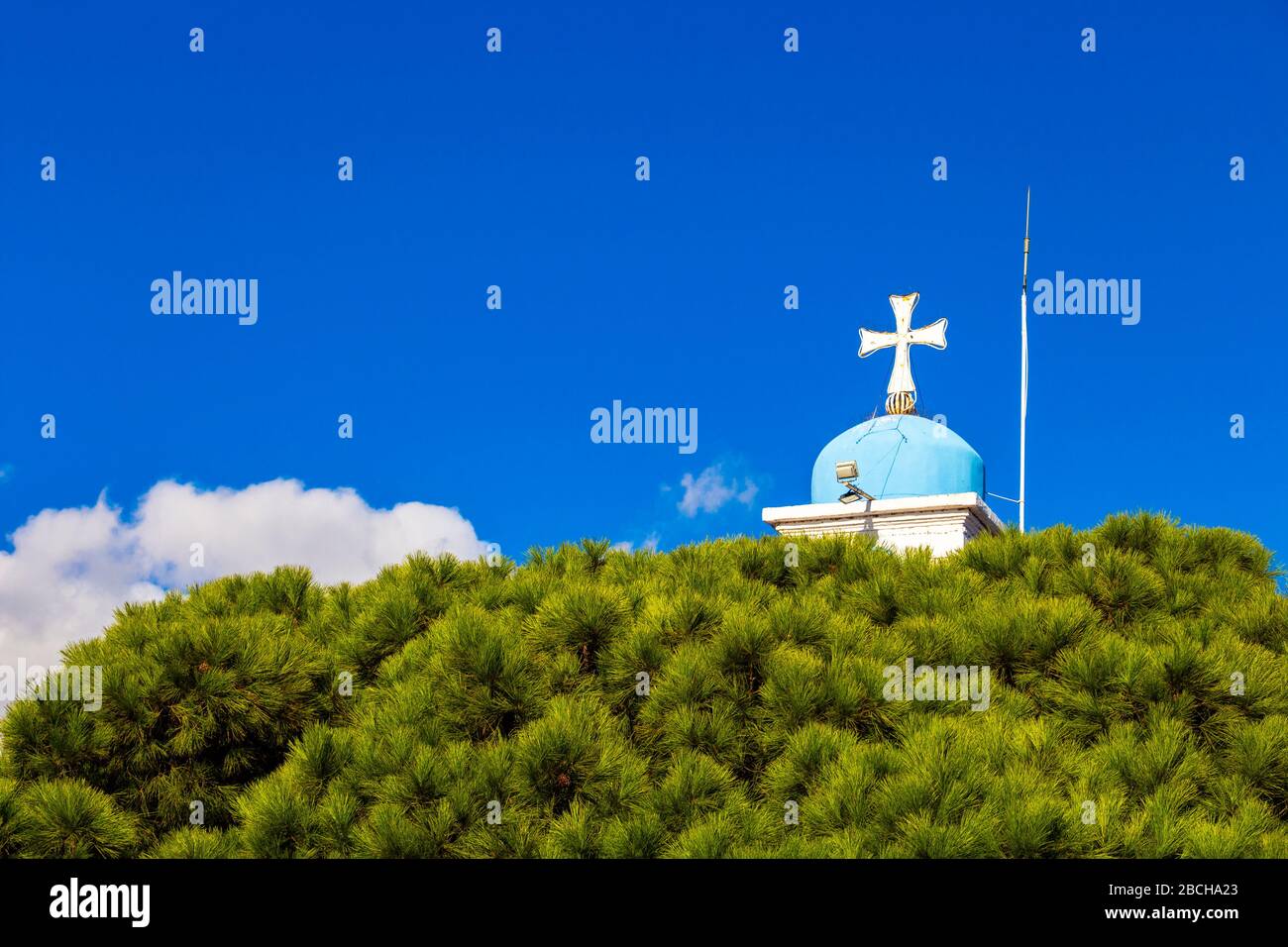 Église orthodoxe du Monastère de Saint-Nicolas dans le lac Vistonida, Porto Lagos, unité régionale Xanthi, Grèce, clocher vue partielle contre le ciel Banque D'Images