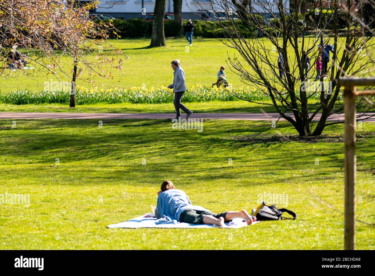 Le Stadtgarten dans le centre ville d'Essen, parc de la ville, samedi, 04.04.20, les gens respectent l'interdiction de contact, de garder leur distance, pas beaucoup de visiteurs malgré su Banque D'Images