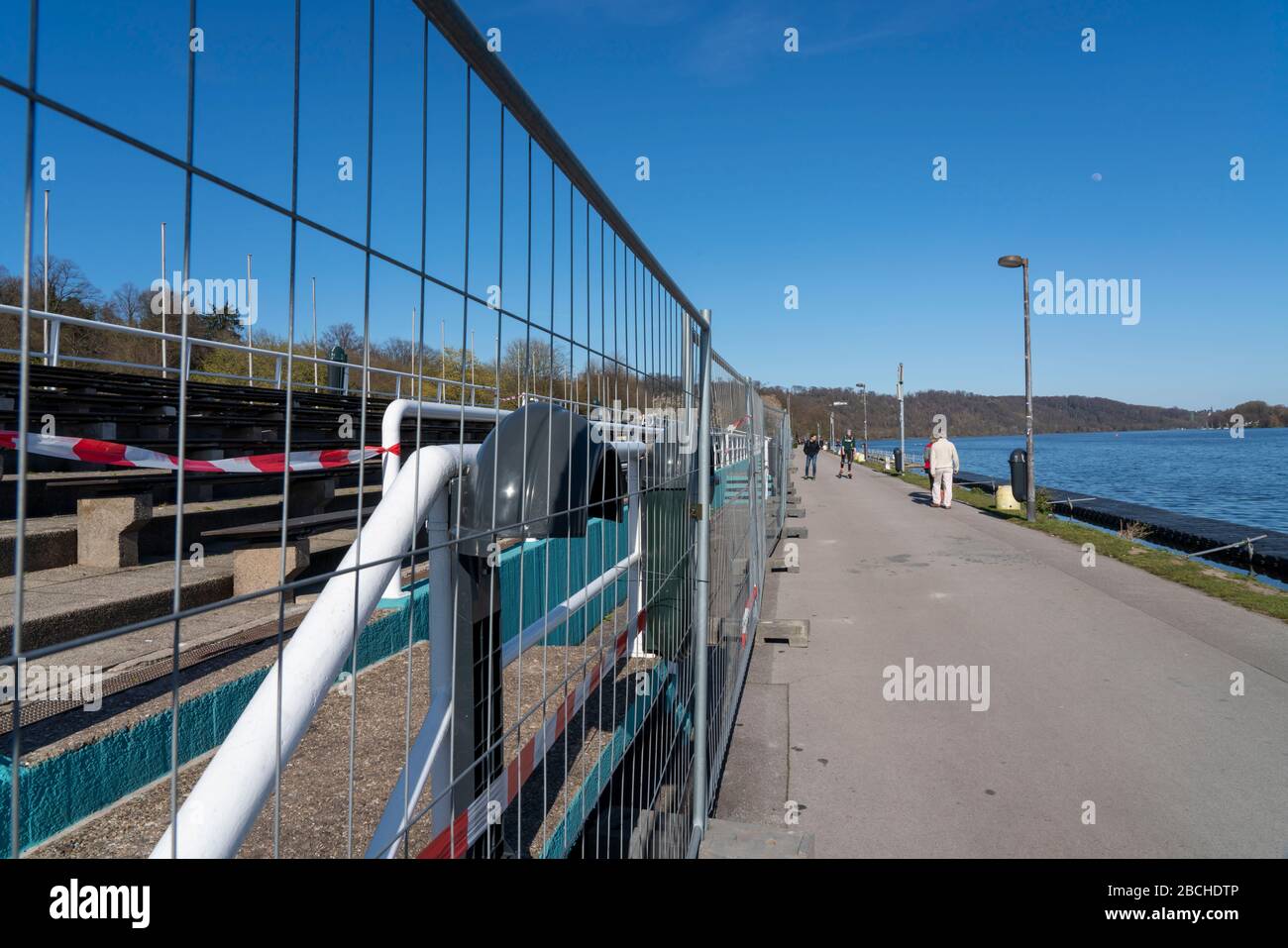 Lac Baldeney à Essen, samedi, 04.04.20, tribune fermée de régate, sinon des centaines de personnes prennent le soleil ici, observer l'interdiction de contact, garder t Banque D'Images