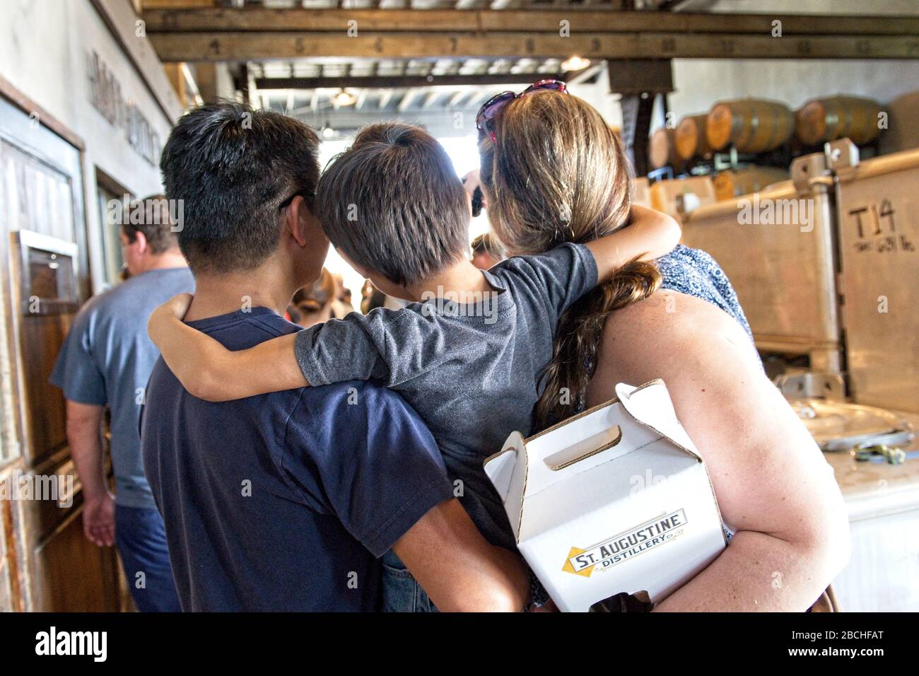 Vue arrière de la famille posant pour un selfie à la distillerie St Augustine à St. Augustine, Floride, États-Unis Banque D'Images