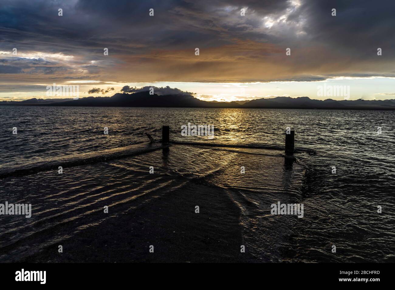 Coucher de soleil, nuageux et fin d'après-midi sur l'île du tuburon et la plage de la communauté de Punta Chueca où vit la population du groupe ethnique Seri. Punta Chueca, Socaaix en langue seri, est une ville de l'État mexicain de Sonora. Il est situé à environ 20 kilomètres au nord de la ville de Bahía de Kino, étant un port dans le golfe de Californie, Punta Chueca est le point le plus proche du continent à Isla Tiburón, dont seul le détroit d'Infiernillo le sépare. (Photo: GerardoLopez / NortePhoto.com)... nublado y ataredecer sobre la isla del tuburon y la playa de la comunidad de Punta Banque D'Images