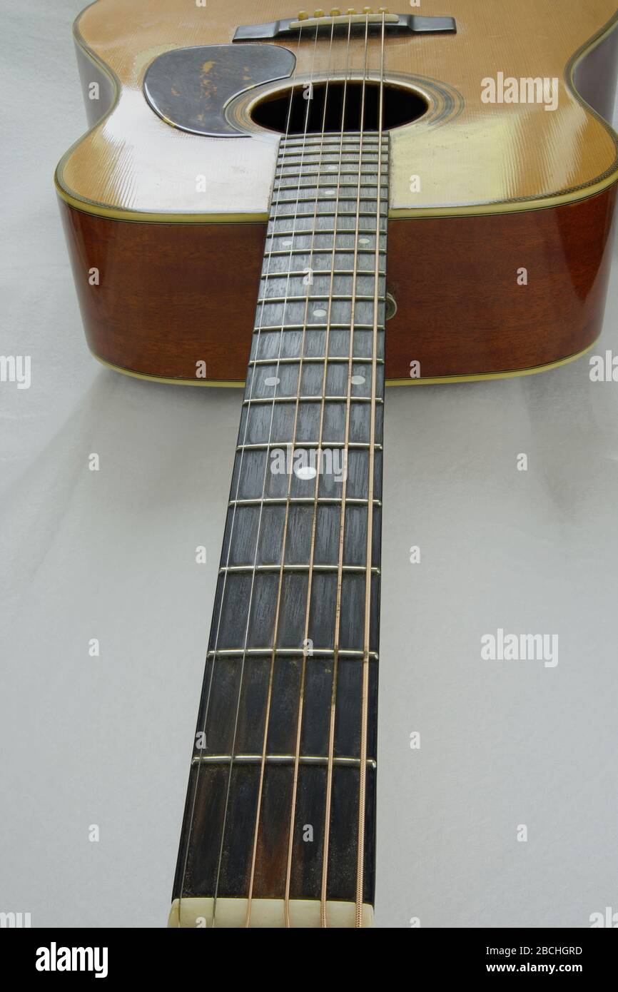 Gros plan sur un cou et un fretboard de guitare usés Banque D'Images