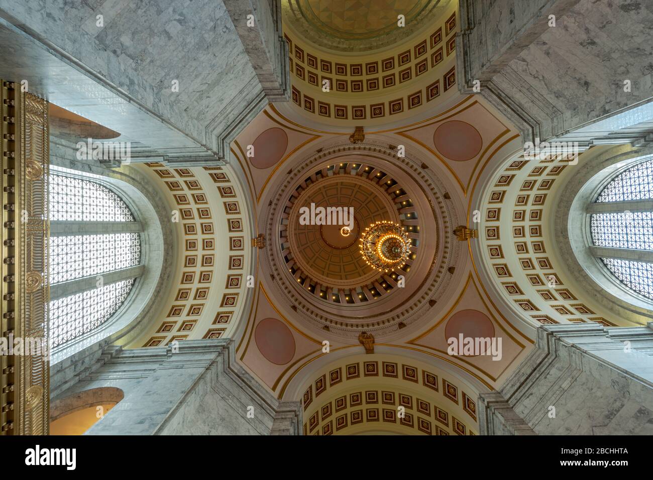 Olympia, Washington, États-Unis - 17 avril 2013: Regarder vers le haut le lustre dans la rotonde du Capitole de l'État Banque D'Images