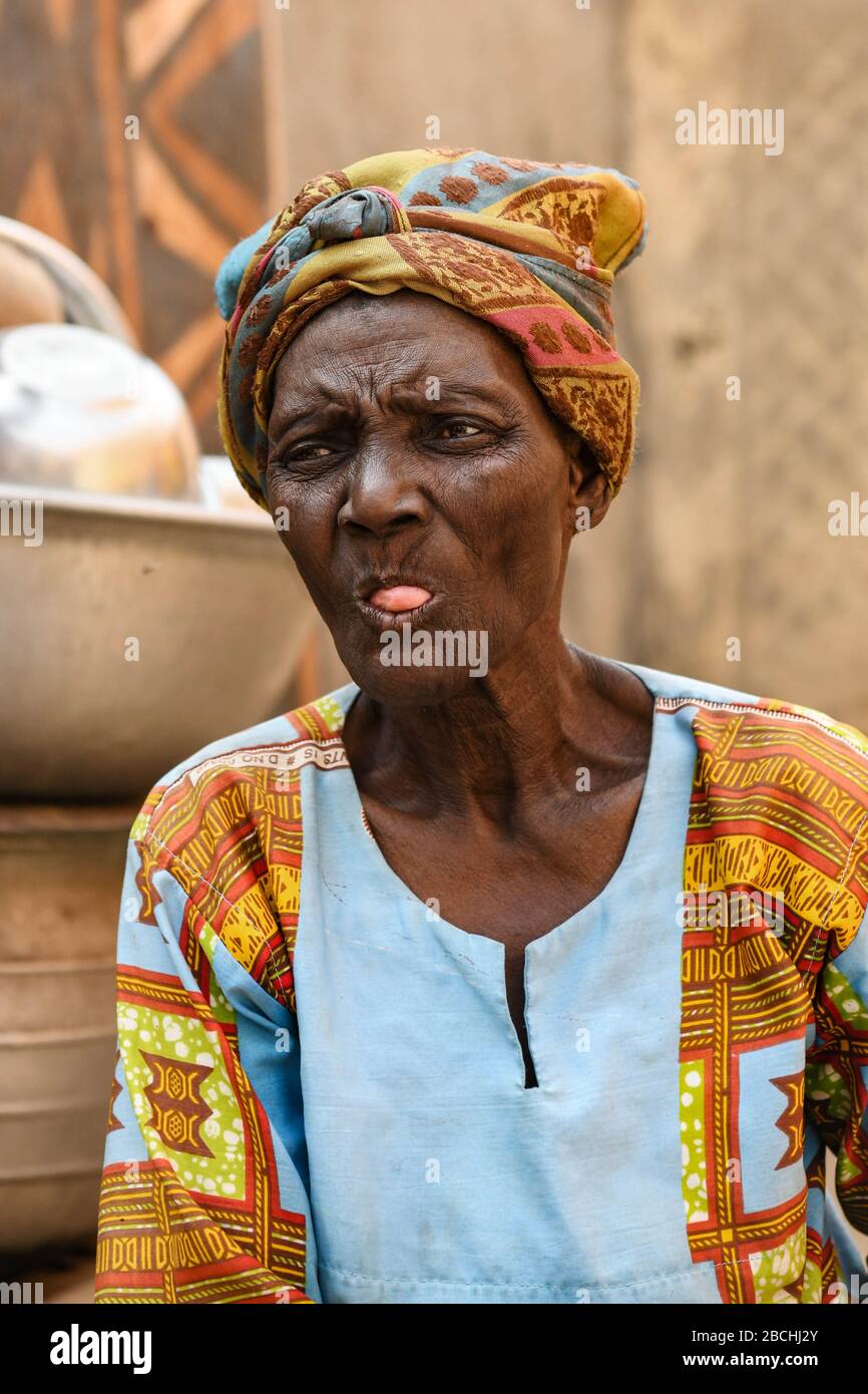 Afrique, Burkina Faso, région du Pô, Tiebele. Portrait d'une femme vivant dans le village de la cour royale de Tiebele Banque D'Images