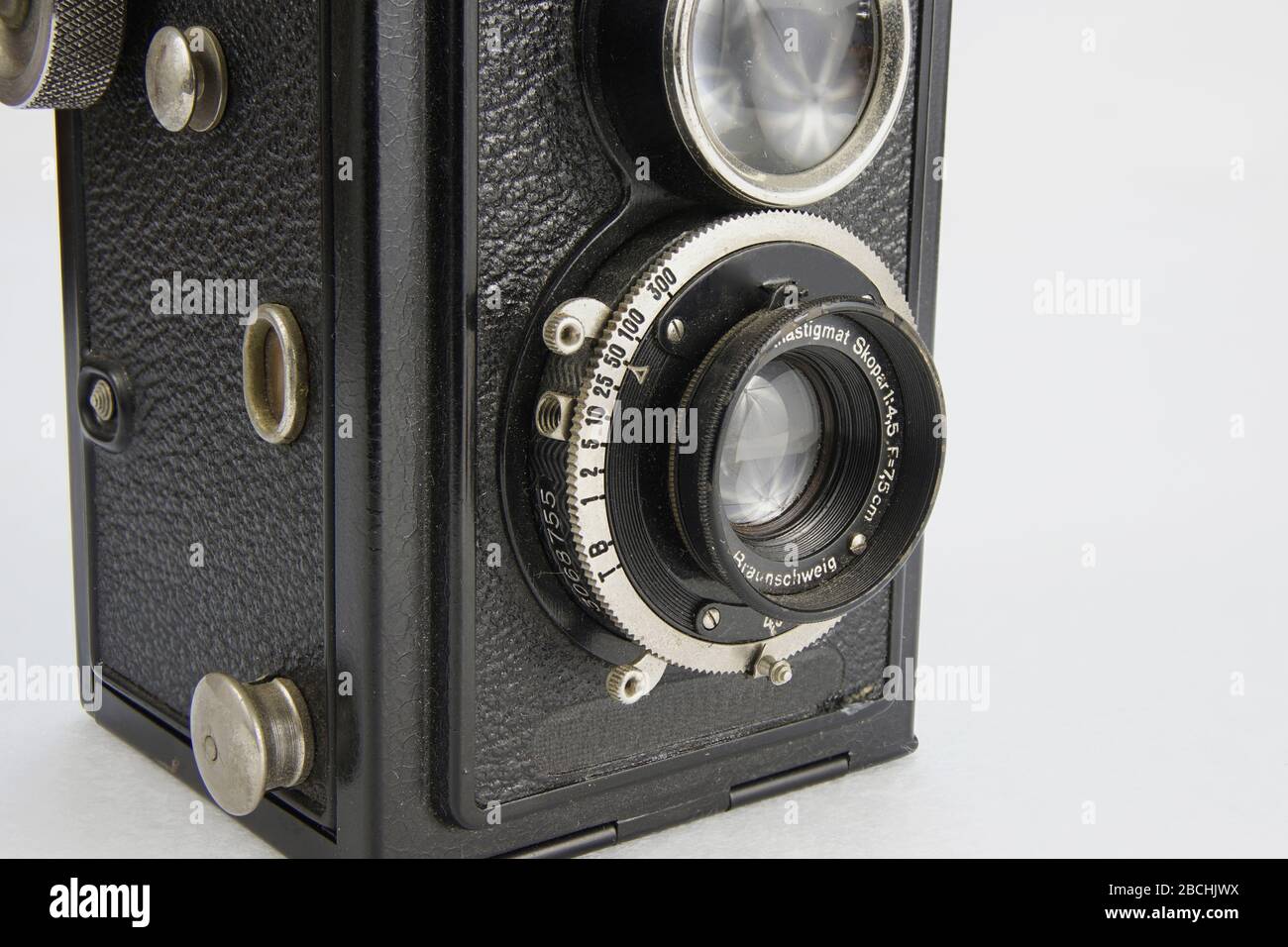 Gros plan d'un appareil photo vintage sur fond blanc Banque D'Images