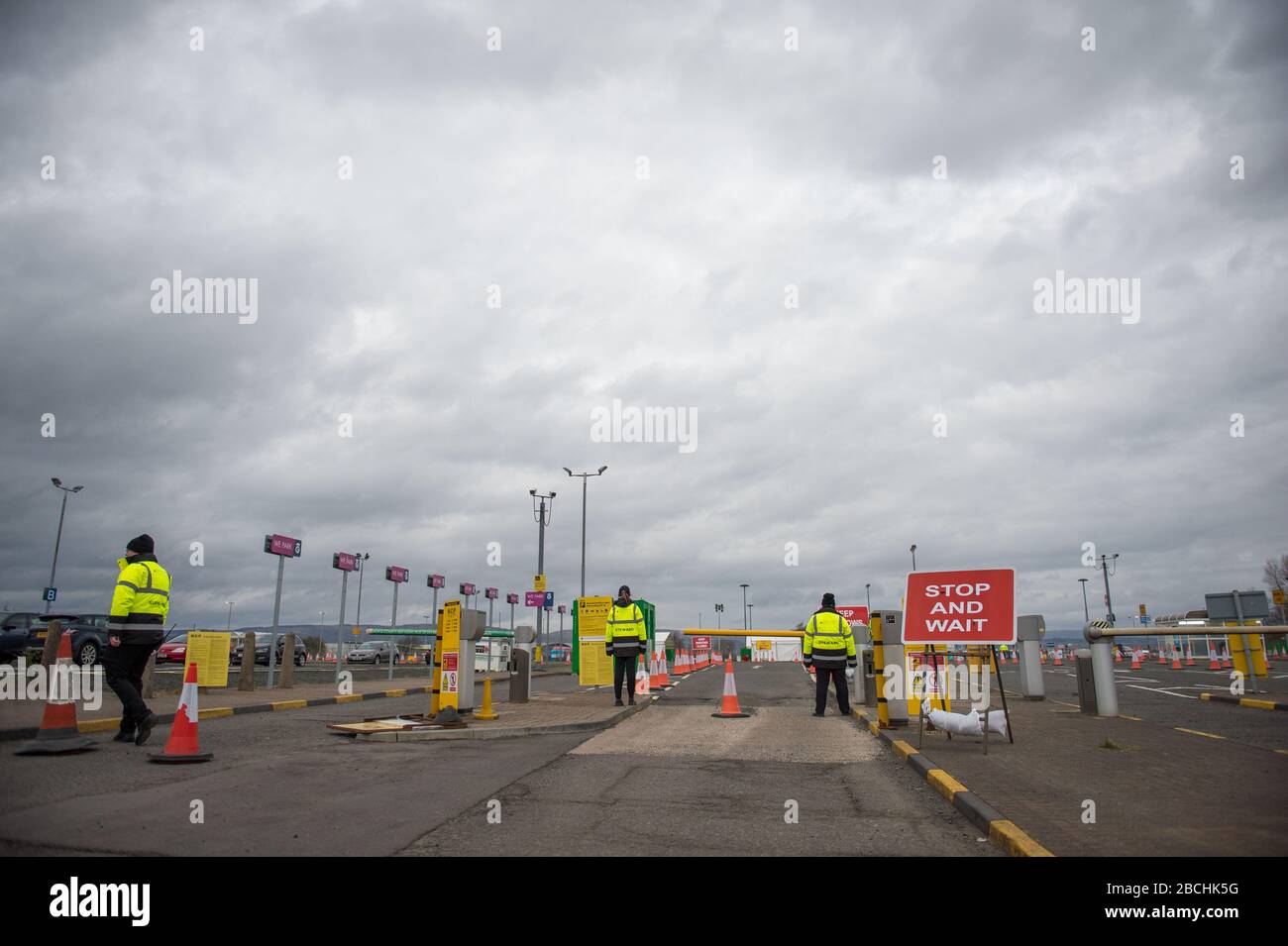 Glasgow, Royaume-Uni. 4 avril 2020. Photo : nouveau centre de test de coronavirus (code 19) de style drive pour l'ouverture de demain. Situé dans le parking de l'aéroport de Glasgow, qui a été transformé en centre de test mobile de style drive pour soutenir la réponse pandémique « Scottish Governments Covid-19 ». Crédit : Colin Fisher/Alay Live News Banque D'Images