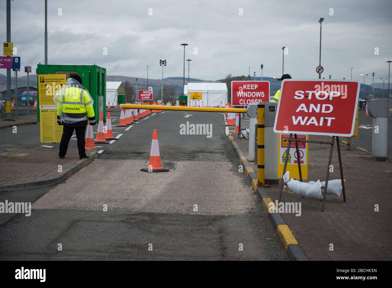 Glasgow, Royaume-Uni. 4 avril 2020. Photo : nouveau centre de test de coronavirus (code 19) de style drive pour l'ouverture de demain. Situé dans le parking de l'aéroport de Glasgow, qui a été transformé en centre de test mobile de style drive pour soutenir la réponse pandémique « Scottish Governments Covid-19 ». Crédit : Colin Fisher/Alay Live News Banque D'Images