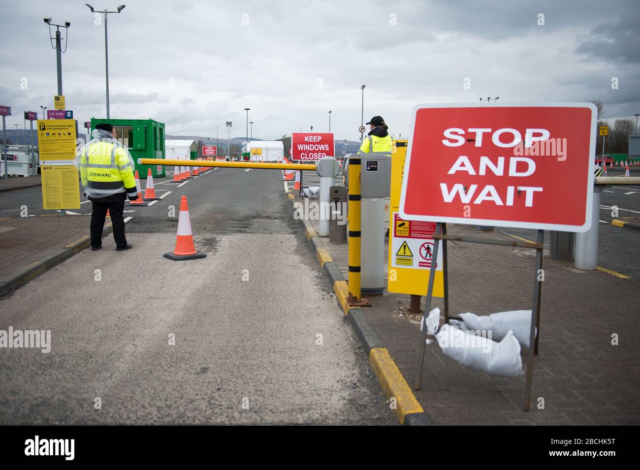 Glasgow, Royaume-Uni. 4 avril 2020. Photo : nouveau centre de test de coronavirus (code 19) de style drive pour l'ouverture de demain. Situé dans le parking de l'aéroport de Glasgow, qui a été transformé en centre de test mobile de style drive pour soutenir la réponse pandémique « Scottish Governments Covid-19 ». Crédit : Colin Fisher/Alay Live News Banque D'Images