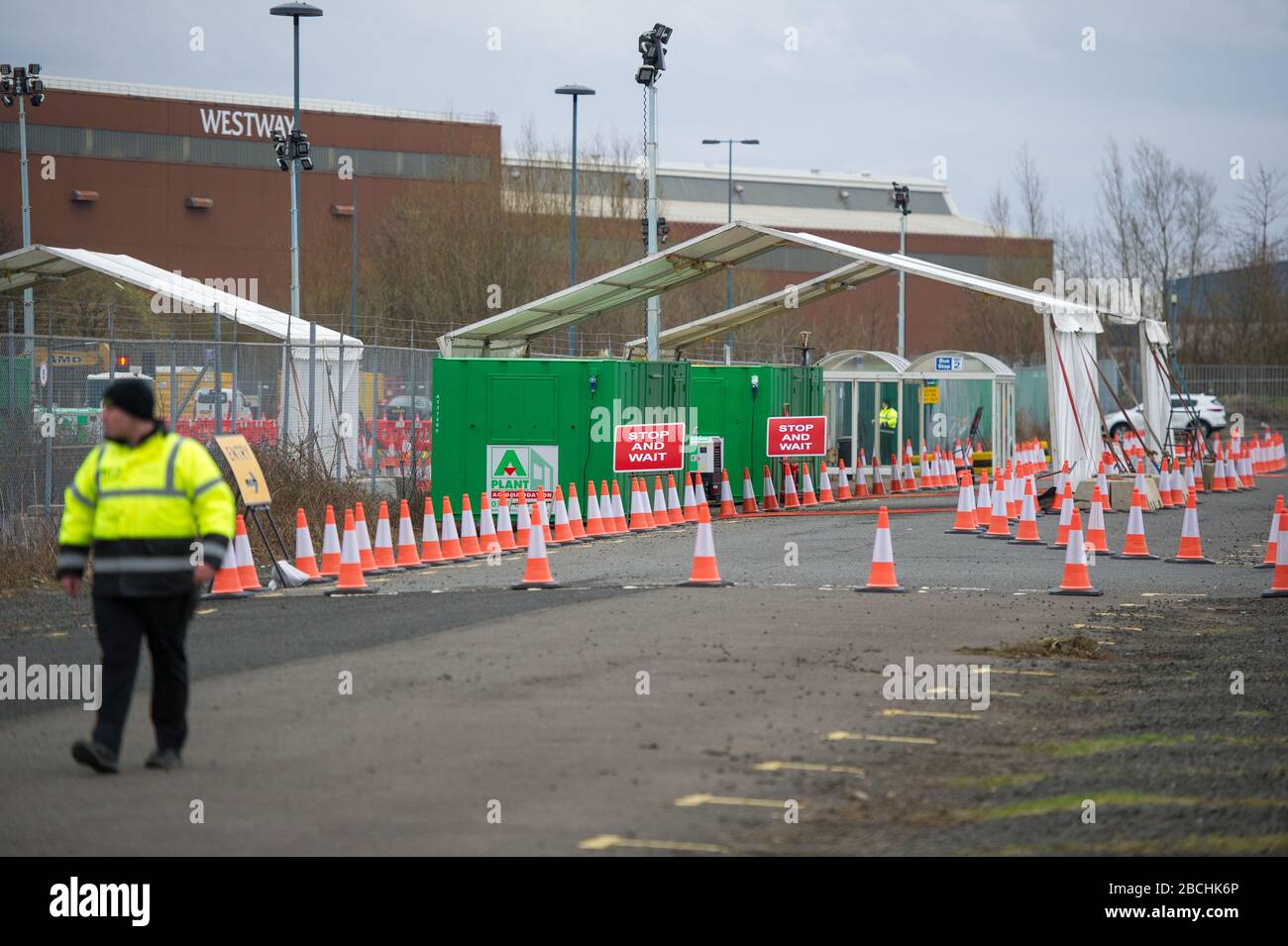 Glasgow, Royaume-Uni. 4 avril 2020. Photo : nouveau centre de test de coronavirus (code 19) de style drive pour l'ouverture de demain. Situé dans le parking de l'aéroport de Glasgow, qui a été transformé en centre de test mobile de style drive pour soutenir la réponse pandémique « Scottish Governments Covid-19 ». Crédit : Colin Fisher/Alay Live News Banque D'Images