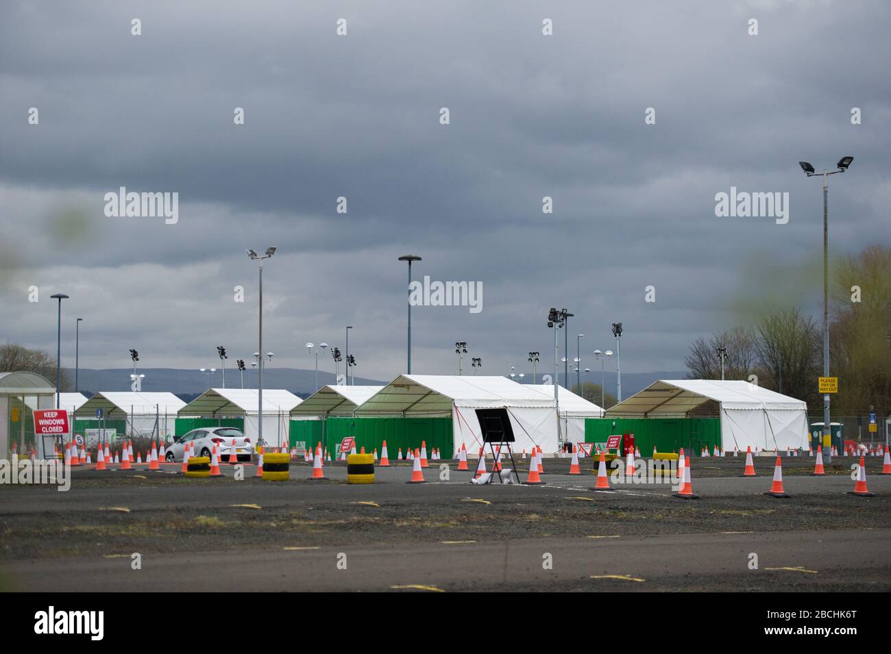 Glasgow, Royaume-Uni. 4 avril 2020. Photo : nouveau centre de test de coronavirus (code 19) de style drive pour l'ouverture de demain. Situé dans le parking de l'aéroport de Glasgow, qui a été transformé en centre de test mobile de style drive pour soutenir la réponse pandémique « Scottish Governments Covid-19 ». Crédit : Colin Fisher/Alay Live News Banque D'Images