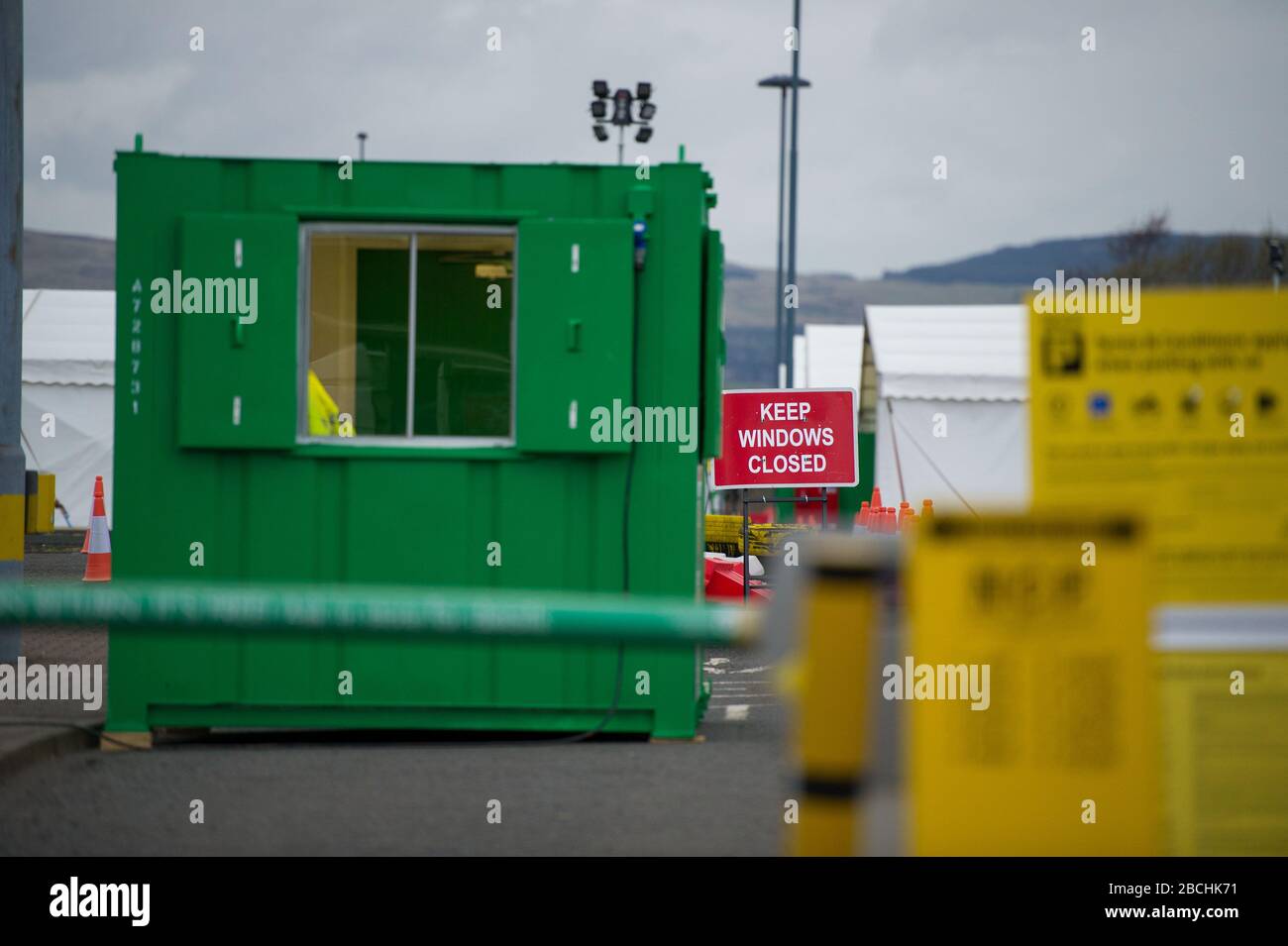 Glasgow, Royaume-Uni. 4 avril 2020. Photo : nouveau centre de test de coronavirus (code 19) de style drive pour l'ouverture de demain. Situé dans le parking de l'aéroport de Glasgow, qui a été transformé en centre de test mobile de style drive pour soutenir la réponse pandémique « Scottish Governments Covid-19 ». Crédit : Colin Fisher/Alay Live News Banque D'Images
