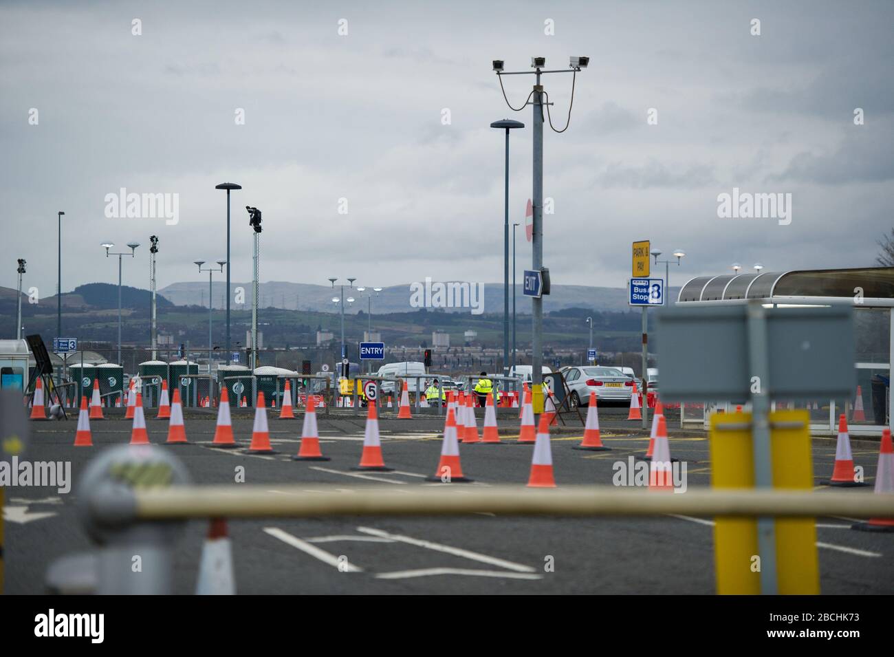 Glasgow, Royaume-Uni. 4 avril 2020. Photo : nouveau centre de test de coronavirus (code 19) de style drive pour l'ouverture de demain. Situé dans le parking de l'aéroport de Glasgow, qui a été transformé en centre de test mobile de style drive pour soutenir la réponse pandémique « Scottish Governments Covid-19 ». Crédit : Colin Fisher/Alay Live News Banque D'Images