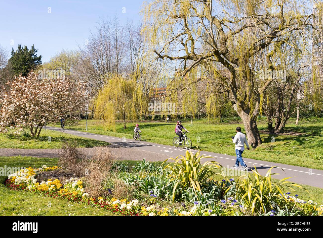 Les habitants d'Eastrop Park qui profitent du soleil de printemps et qui se distancent en toute sécurité lors de la pandémie de Coronavirus, le 4 avril 2020, Basingstoke, Royaume-Uni Banque D'Images