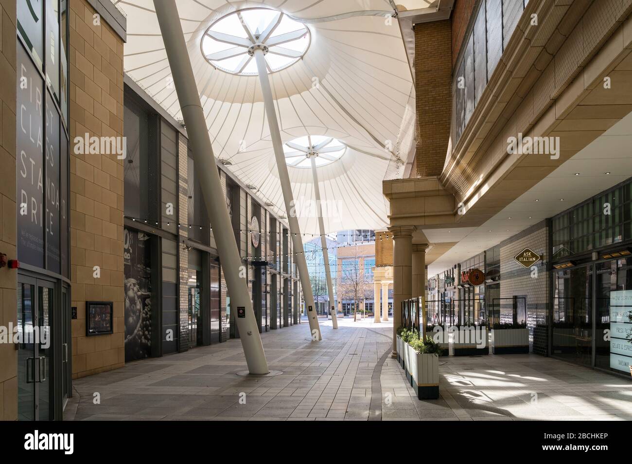 La place du Festival New Market Square de Basingstoke est complètement désertée un samedi après-midi en raison de la pandémie de Covid-19 de Coronavirus, le 4 avril 2020 Banque D'Images