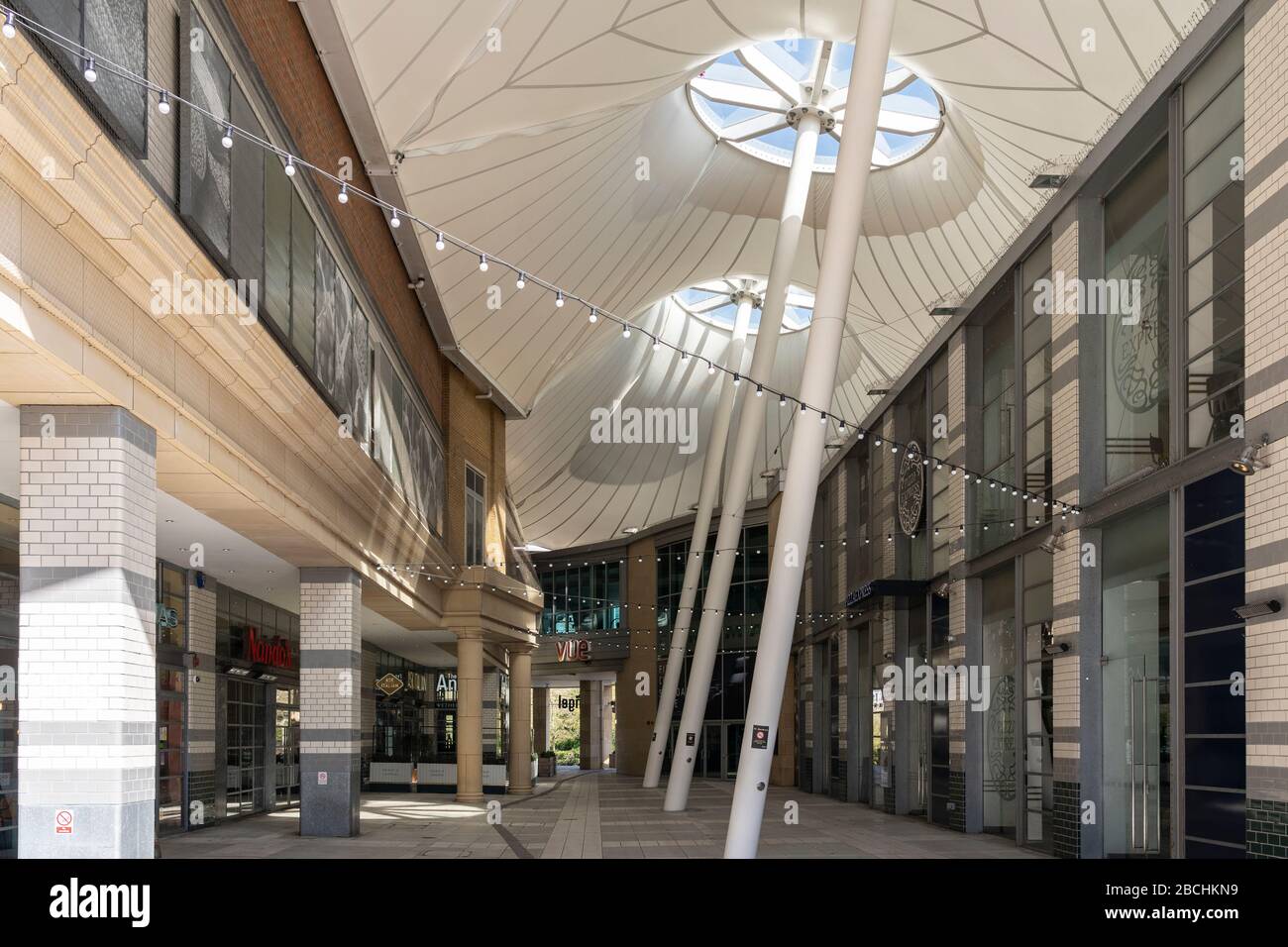 La place du Festival New Market Square de Basingstoke est complètement désertée un samedi après-midi en raison de la pandémie de Covid-19 de Coronavirus, le 4 avril 2020 Banque D'Images