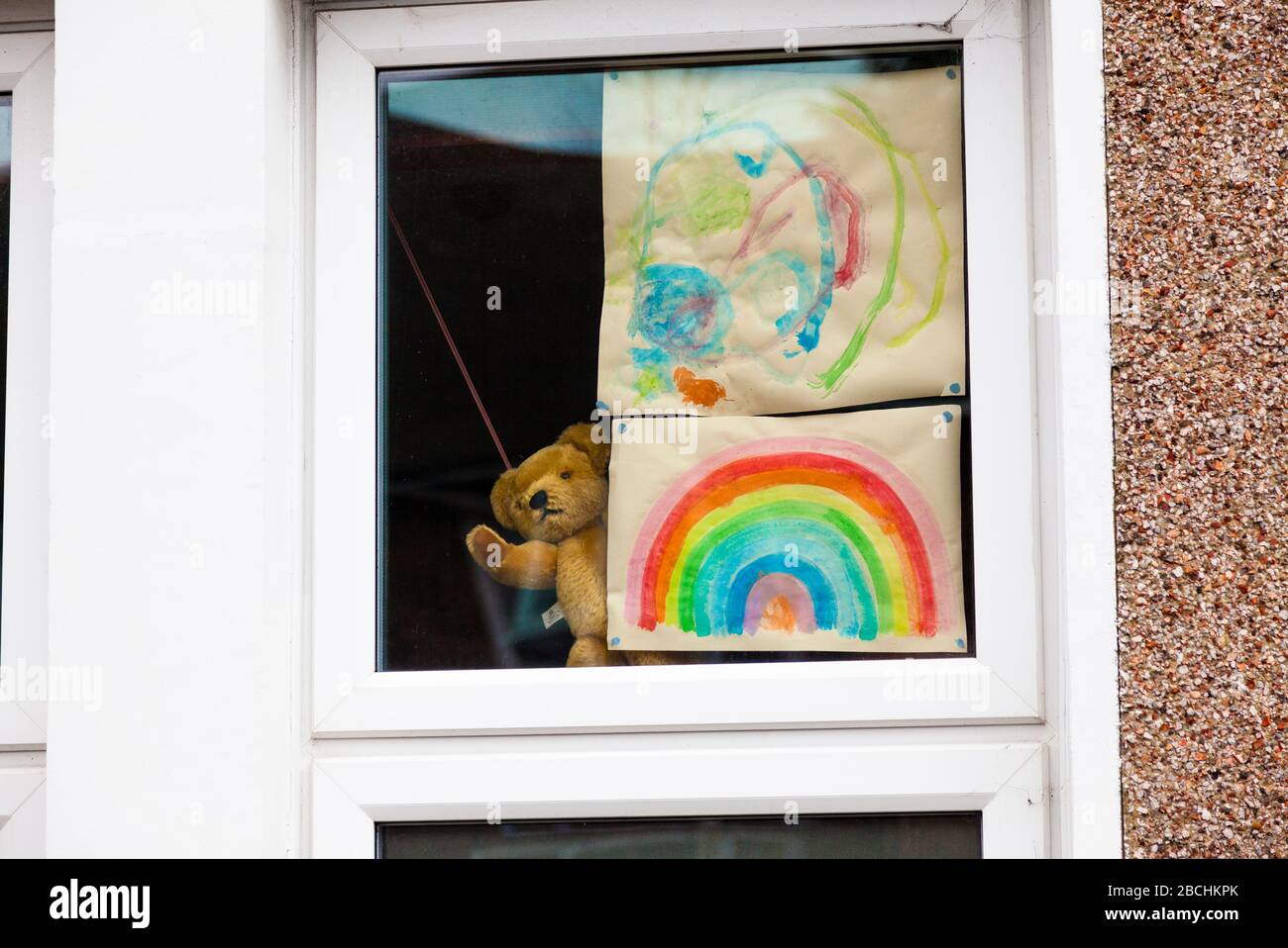 Fermeture de l'école pour enfants ours en arc-en-ciel et ours en peluche dans une fenêtre. Épidémie de Covid-19. Penge, Londres, Royaume-Uni Banque D'Images