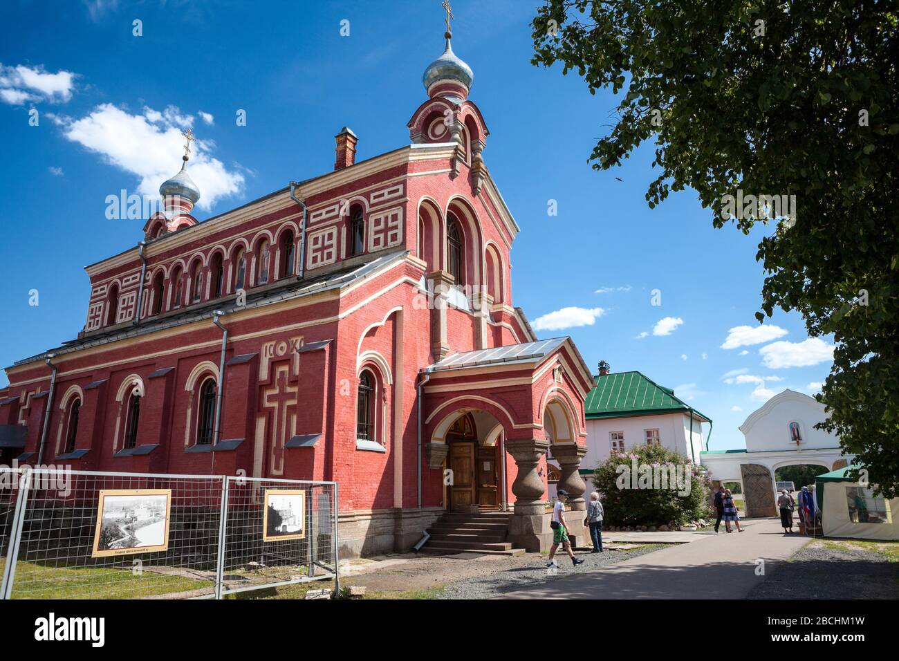 STARAYA LADOGA, VERS JUIN 2016 : l'église en brique rouge est située sur la cour du monastère St Nicolas. La communauté monastique masculine est située sur la rivière Volkhov, Vo Banque D'Images