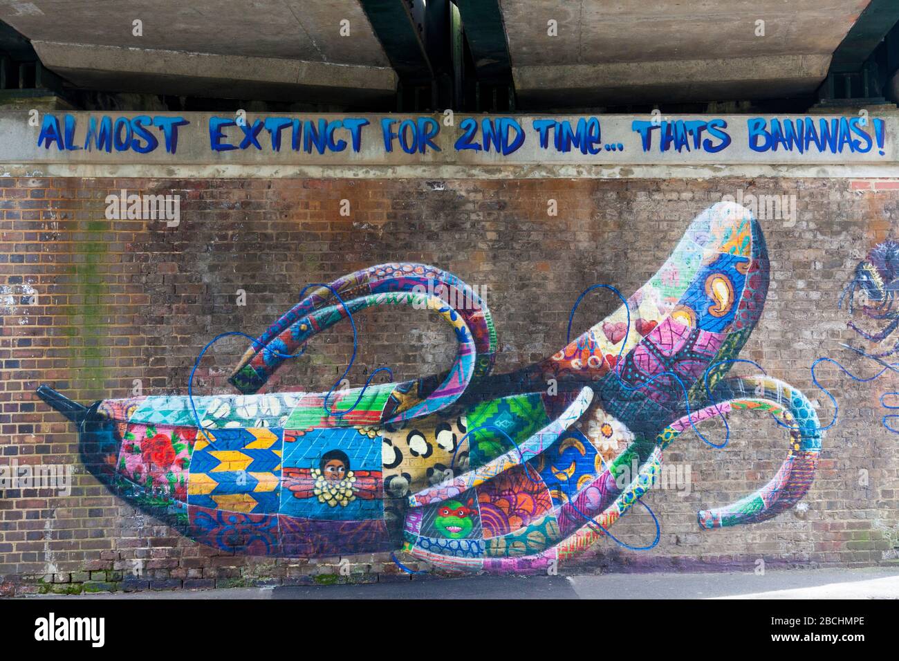 Street art sur le mur d'un bâtiment dans les rues arrière de Penge, sud de Londres, Royaume-Uni. Bananes, 'presque éteinte pour la 2e fois....'. Banque D'Images