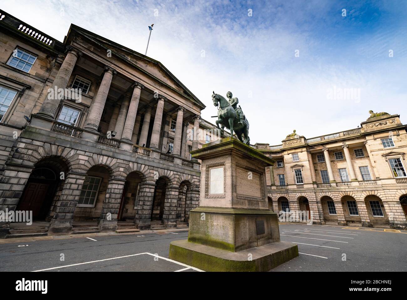 Vue sur la place du Parlement dans la vieille ville d'Edimbourg, siège de la Cour suprême et de la Cour de session à Édimbourg, en Écosse, au Royaume-Uni Banque D'Images