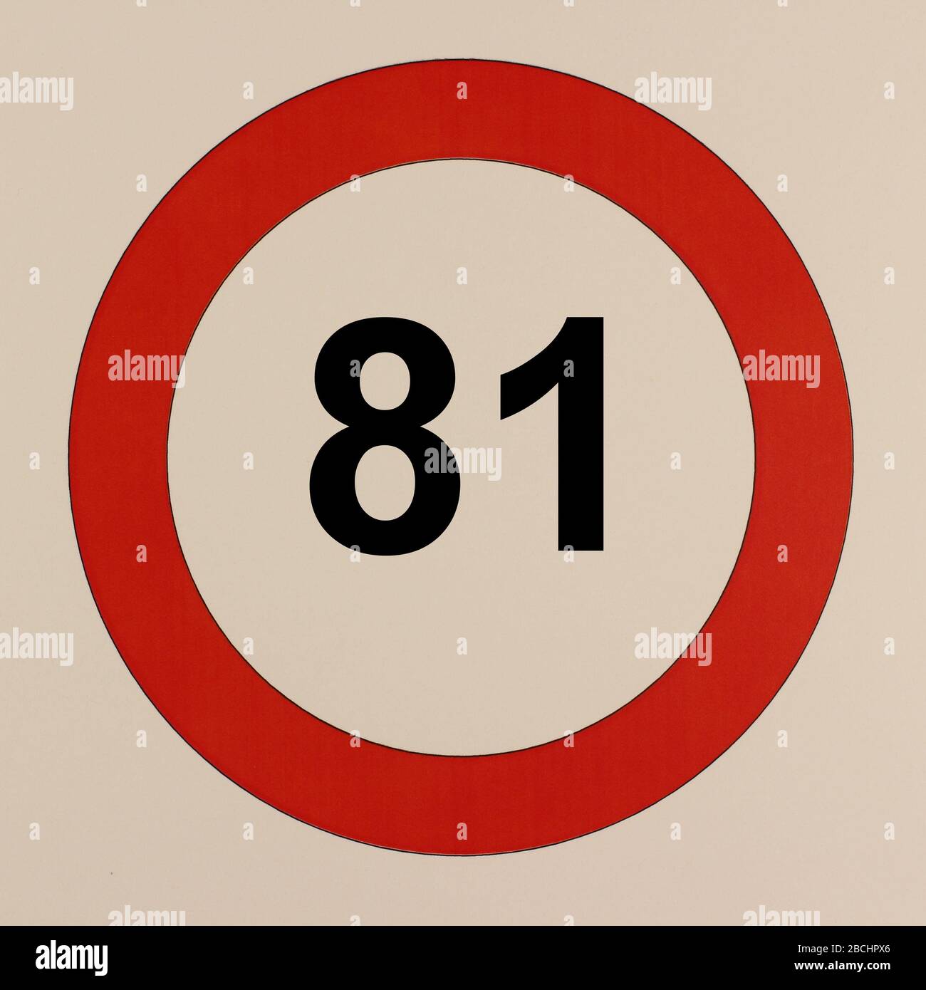 Illustration des Straßenvehrszeichens 'maximum Geschwindigkeit 81 km pro Stunde' Banque D'Images