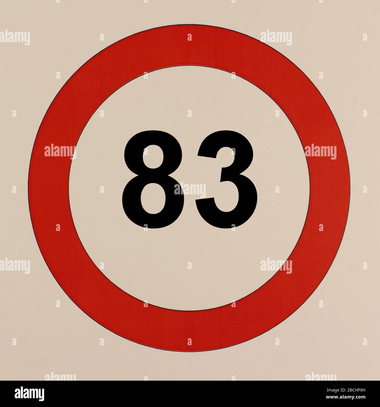 Illustration des Straßenvehrszeichens 'maximum Geschwindigkeit 83 km pro Stunde' Banque D'Images
