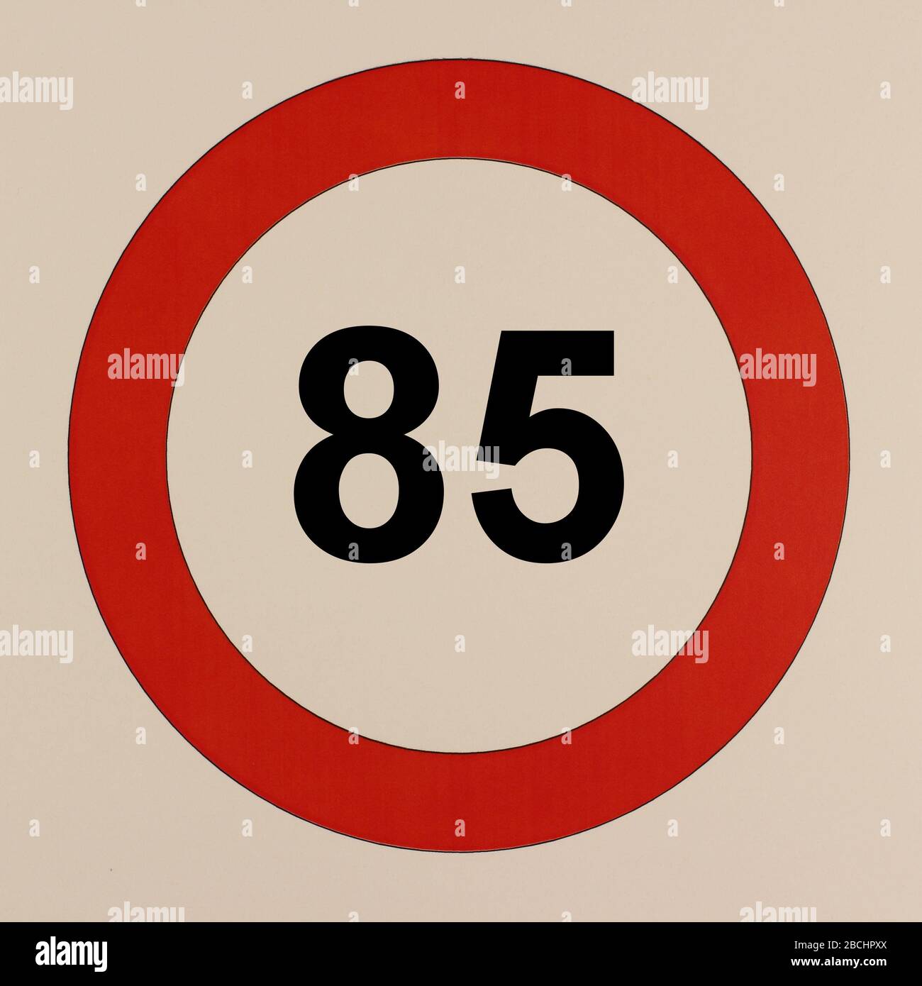 Illustration des Straßenvehrszeichens 'maximum Geschwindigkeit 85 km pro Stunde' Banque D'Images